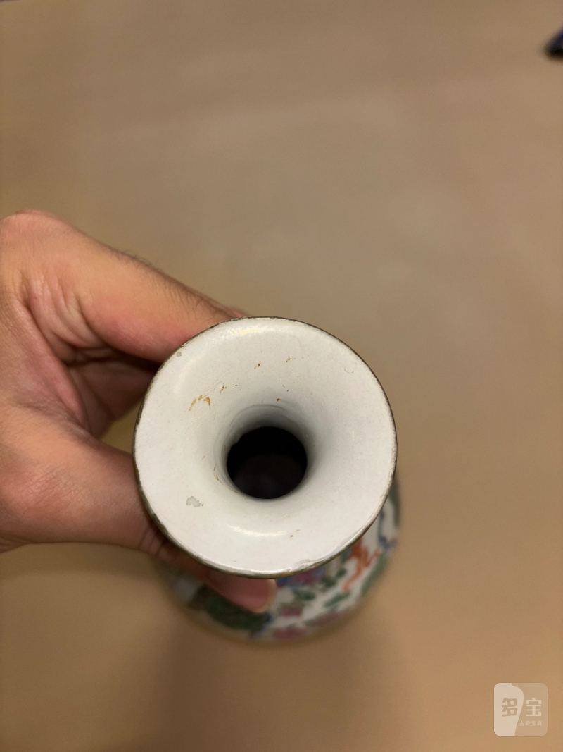 清 粉彩人物纹瓶、粉彩龙凤纹杯一组三件 - 图6